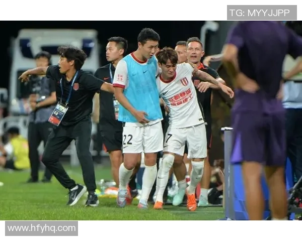 足球明星意外遭遇尴尬瞬间引发热议视频曝光引发球迷讨论与关注 足球明星意外遭遇尴尬瞬间引发热议视频曝光引发球迷讨论与关注