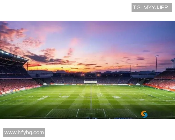 在足球明星环绕下的平凡人生与梦想追逐之旅