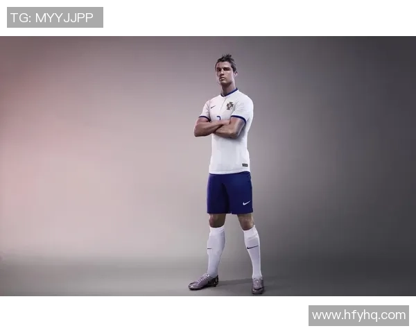 足球明星下车瞬间佩戴耳机展现时尚风采引发粉丝热议